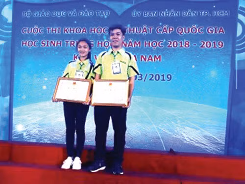 Trần Duy Chiến và Nguyễn Thị Thanh Dung lớp 12A9 Trường Trung học phổ thông Đức Linh xuất sắc giành giải nhất. Trần Duy Chiến và Nguyễn Thị Thanh Dung lớp 12A9 Trường Trung học phổ thông Đức Linh xuất sắc giành giải nhất.