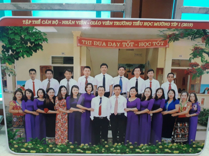 Thầy cô giáo Trường Tiểu học Mường Típ 1 huyện Kỳ Sơn (Ảnh nhà trường cung cấp)