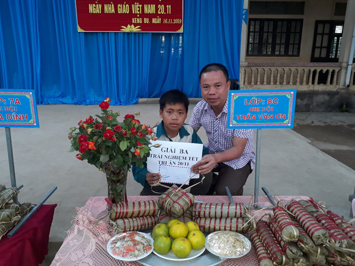 Thầy trò lớp 8C hồ hỡi với giải 3 (Ảnh nhà trường cung cấp) Thầy trò lớp 8C hồ hỡi với giải 3 (Ảnh nhà trường cung cấp)