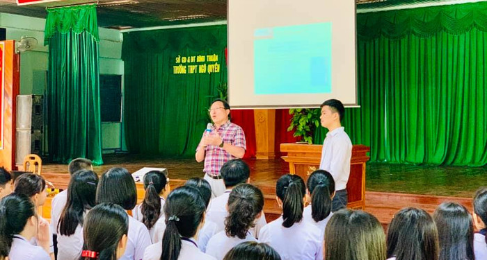 Giáo sư Kim Doo Chul Giảng viên Đại học Okayama, Nhật Bản giao lưu với học sinh huyện đảo Phú Quý (Ảnh nhà trường cung cấp). Giáo sư Kim Doo Chul Giảng viên Đại học Okayama, Nhật Bản giao lưu với học sinh huyện đảo Phú Quý (Ảnh nhà trường cung cấp).