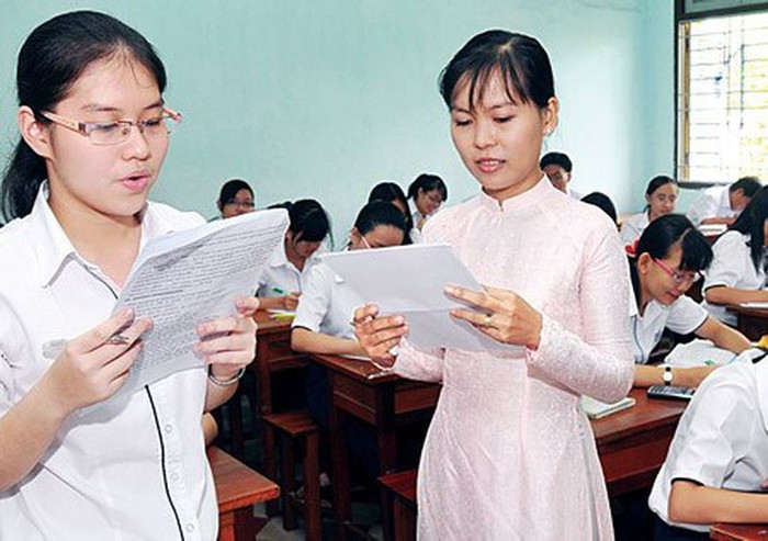 Giáo viên kiểm tra bài học sinh (Ảnh mang tính chất minh họa: Báo Giáo dục và Thời đại). Giáo viên kiểm tra bài học sinh (Ảnh mang tính chất minh họa: Báo Giáo dục và Thời đại).