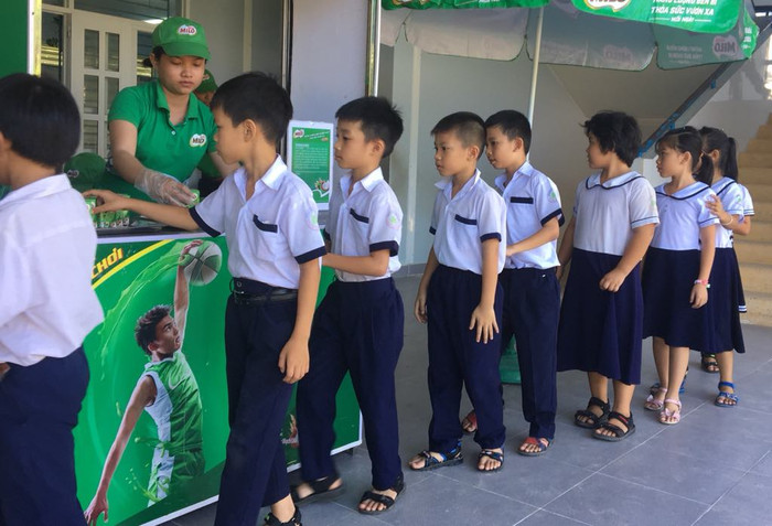 Phát sữa miễn phí trong trường học ở tỉnh Bình Thuận (Ảnh minh họa của tác giả) Phát sữa miễn phí trong trường học ở tỉnh Bình Thuận (Ảnh minh họa của tác giả)