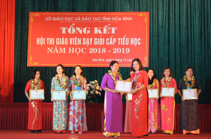 Nhiều giáo viên huyện Kỳ Sơn nói bị ép đi thi giáo viên dạy giỏi