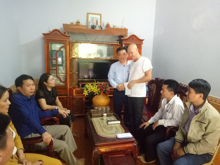 Lãnh đạo Phòng Giáo dục Kỳ Sơn thăm và tặng quà giáo viên bị bệnh hiểm nghèo (Ảnh CTV) Lãnh đạo Phòng Giáo dục Kỳ Sơn thăm và tặng quà giáo viên bị bệnh hiểm nghèo (Ảnh CTV)