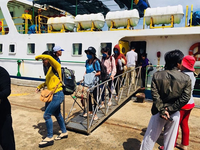 Các em học sinh huyện đảo Phú Quý đi tàu vào đất liền để tham dự kỳ thi trung học phổ thông quốc gia (Ảnh: tác giả ).