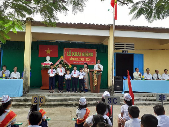 Phát học bổng cho học sinh có hoàn cảnh khó khăn (Ảnh tác giả) Phát học bổng cho học sinh có hoàn cảnh khó khăn (Ảnh tác giả)