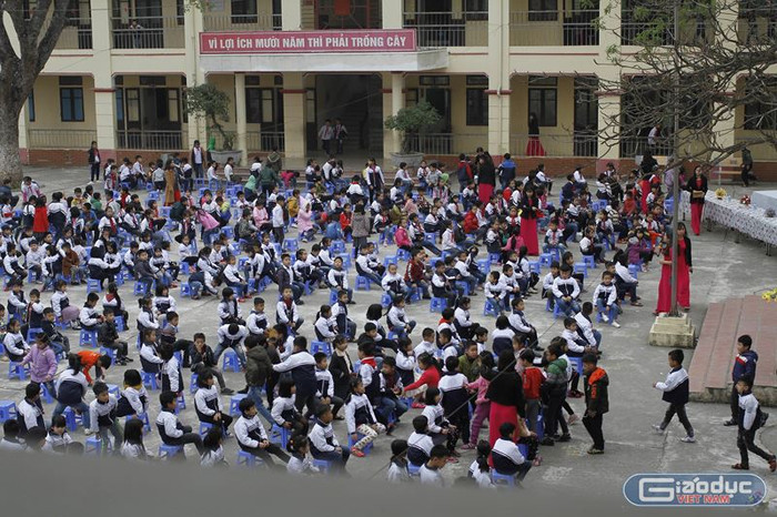 Dạy trẻ cần rất nhiều thời gian và tâm huyết của giáo viên. Ảnh minh họa: Hoàng Mai. Dạy trẻ cần rất nhiều thời gian và tâm huyết của giáo viên. Ảnh minh họa: Hoàng Mai.