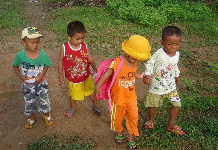 Những đứa trẻ tự đến trường (Ảnh Phan Tuyết) Những đứa trẻ tự đến trường (Ảnh Phan Tuyết)