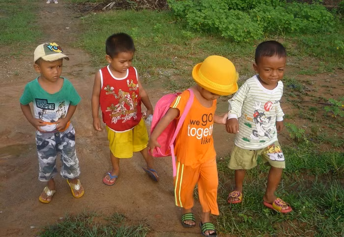 Những đứa trẻ tự đến trường (Ảnh Phan Tuyết) Những đứa trẻ tự đến trường (Ảnh Phan Tuyết)