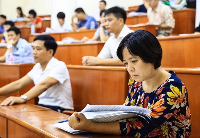 Giáo viên tham gia dự xét thăng hạng (Báo phapluatdansinh.vn)