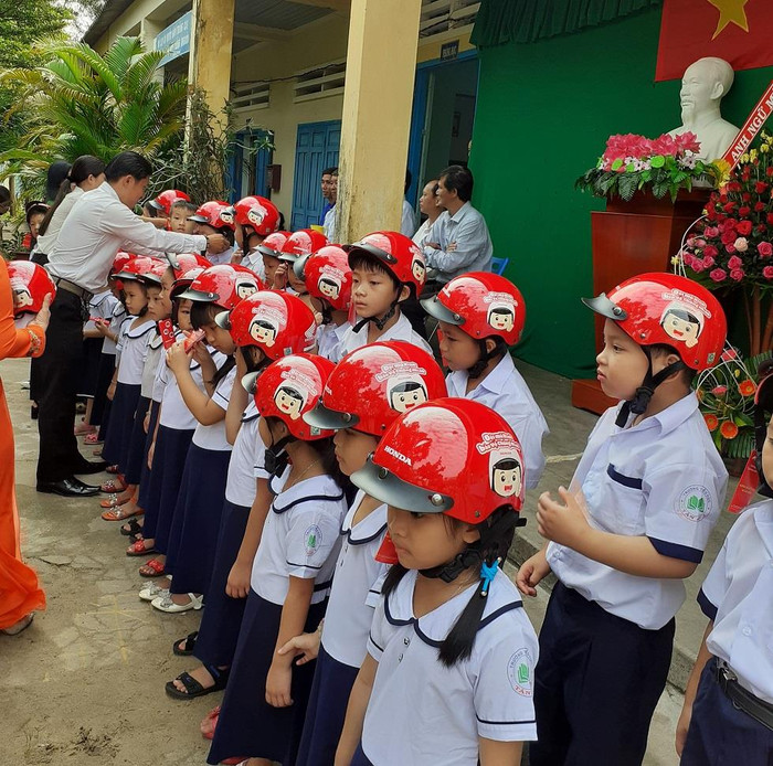 Phát nón bảo hiểm cho học sinh lớp 1 (Ảnh tác giả) Phát nón bảo hiểm cho học sinh lớp 1 (Ảnh tác giả)