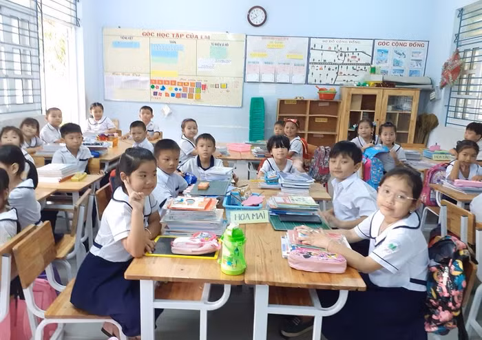 Giáo viên đang kiểm tra sách vở học sinh đầu năm (Ảnh tác giả)