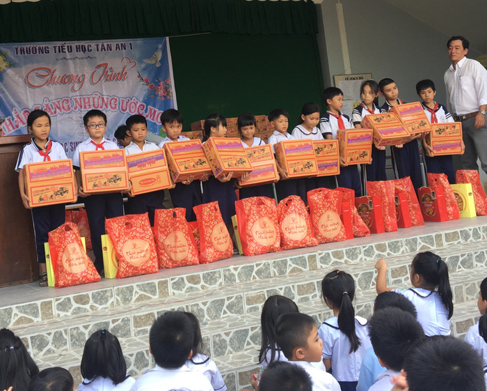 Giáo viên chăm lo Tết cho học sinh nghèo (Ảnh tác giả cung cấp) Giáo viên chăm lo Tết cho học sinh nghèo (Ảnh tác giả cung cấp)