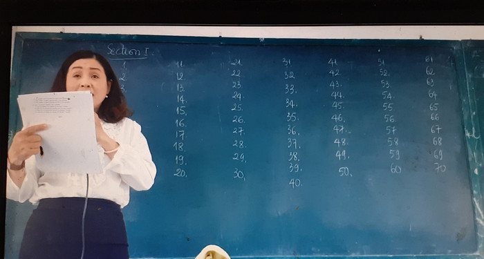 Giảng viên ôn Anh văn kĩ từng câu thế này nhưng vào thi gần như chỉ trúng một hai câu hoặc không trúng câu nào (Ảnh chụp từ clip) Giảng viên ôn Anh văn kĩ từng câu thế này nhưng vào thi gần như chỉ trúng một hai câu hoặc không trúng câu nào (Ảnh chụp từ clip)