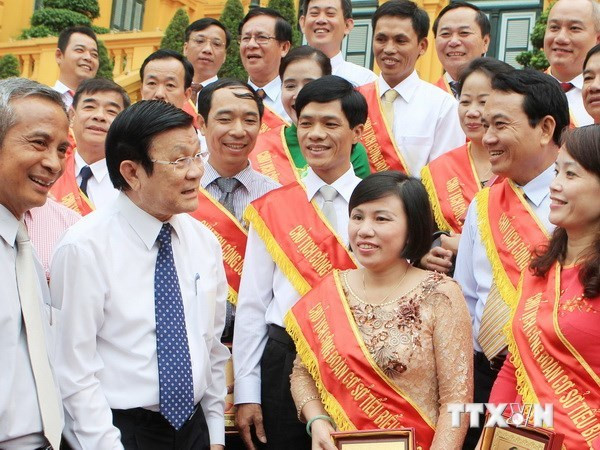 Nguyên Chủ tịch nước Trương Tấn Sang trong một lần với các Chủ tịch Công đoàn cơ sở tiêu biểu. Ảnh: TTXVN Nguyên Chủ tịch nước Trương Tấn Sang trong một lần với các Chủ tịch Công đoàn cơ sở tiêu biểu. Ảnh: TTXVN