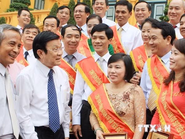 Nguyên Chủ tịch nước Trương Tấn Sang trong một lần với các Chủ tịch Công đoàn cơ sở tiêu biểu. Ảnh: TTXVN
