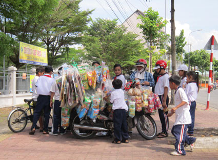 Học sinh mua hàng rong (Báo Bà Rịa Vũng Tàu)