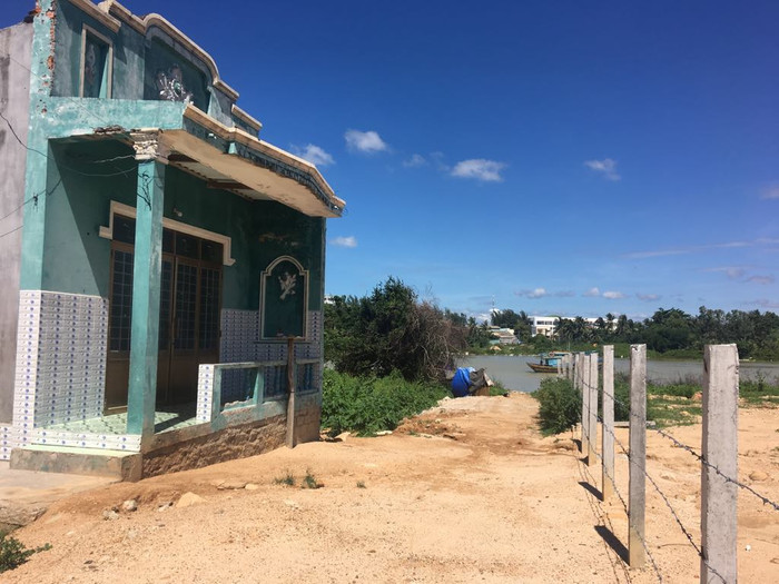 Căn nhà ở nhờ của 4 đứa trẻ mồ côi luôn đóng im ỉm vì đứa nhỏ được đi gửi trẻ, đứa lớn vừa học vừa làm thêm suốt ngày (Ảnh tác giả)