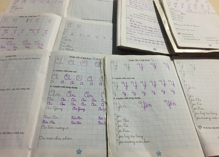 Những cuốn vở "Em luyện viết" học sinh cứ viết nham nhở kiểu này gần như cả lớp (Ảnh tác giả)