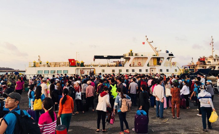 Học sinh huyện đảo vào đất liền tham dự kỳ thi trung học phổ thông quốc gia (Ảnh tác giả) Học sinh huyện đảo vào đất liền tham dự kỳ thi trung học phổ thông quốc gia (Ảnh tác giả)