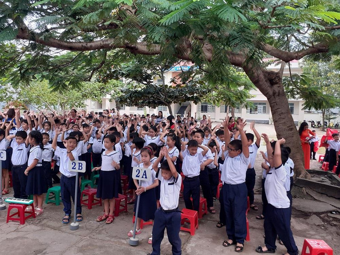 Học sinh đang chơi trò chơi trong phần hội (Ảnh tác giả) Học sinh đang chơi trò chơi trong phần hội (Ảnh tác giả)