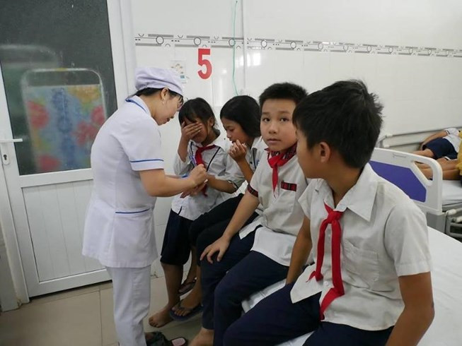 Học sinh nghi bị ngộ độc sữa đang được khám và điều trị tại bệnh viện (Ảnh báo Pháp Luật thành phố Hồ Chí Minh) Học sinh nghi bị ngộ độc sữa đang được khám và điều trị tại bệnh viện (Ảnh báo Pháp Luật thành phố Hồ Chí Minh)