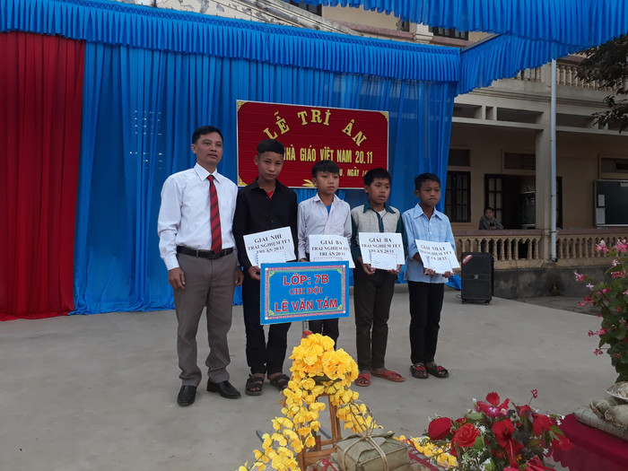 Các lớp giải nhận thưởng về gói bánh chưng (Ảnh nhà trường cung cấp) Các lớp giải nhận thưởng về gói bánh chưng (Ảnh nhà trường cung cấp)