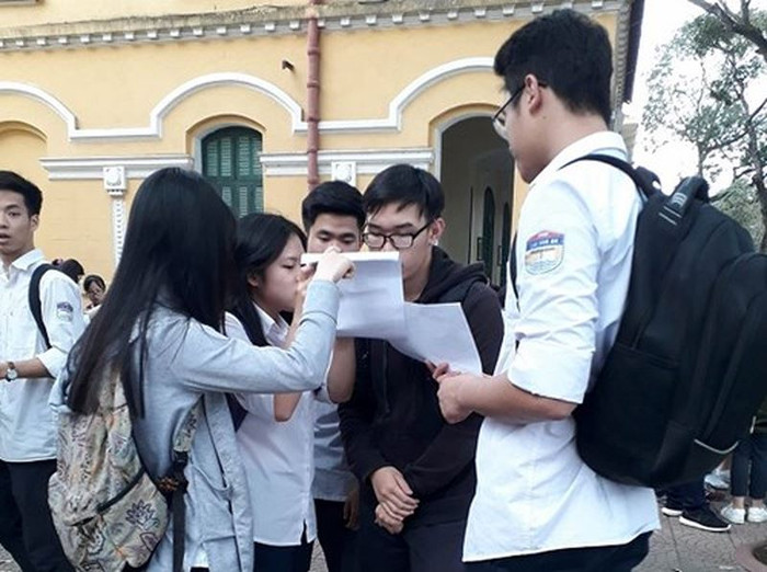 Thí sinh thảo luận sau khi hoàn thành bài thi chiều 21/3 tại Trường Trung học phổ thông Chu Văn An. (Ảnh minh họa Thùy Linh) Thí sinh thảo luận sau khi hoàn thành bài thi chiều 21/3 tại Trường Trung học phổ thông Chu Văn An. (Ảnh minh họa Thùy Linh)