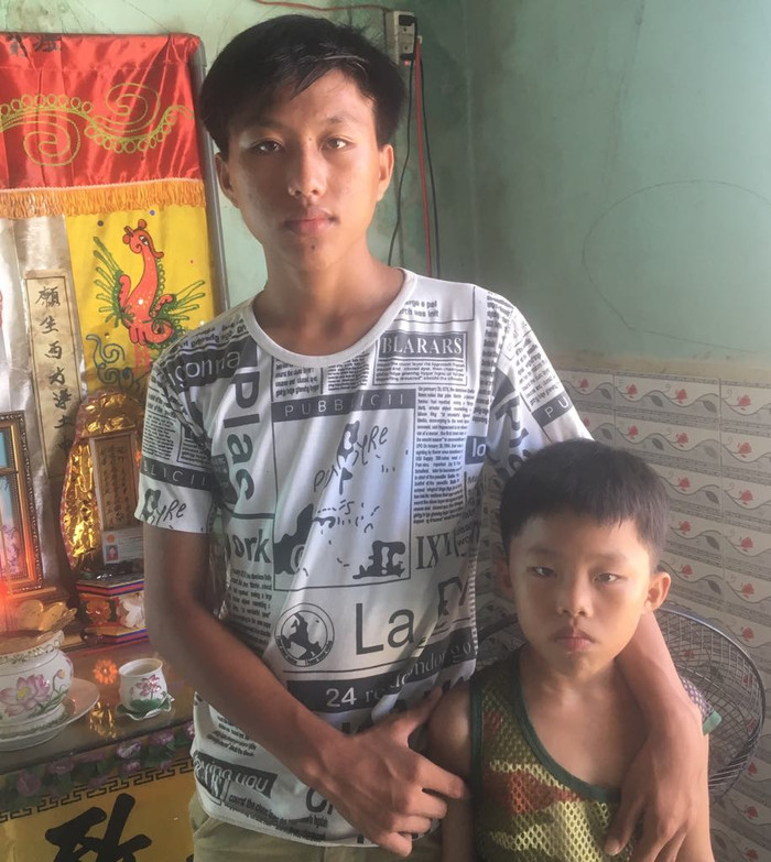 Hai anh em bên bàn thờ mẹ (Ảnh tác giả)