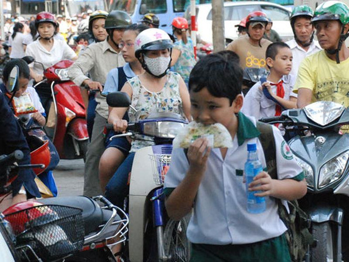Sau học chính khóa, nhiều em học sinh lại được cha mẹ tất bật đưa đến lớp học thêm (Ảnh minh họa: Báo Người lao động)