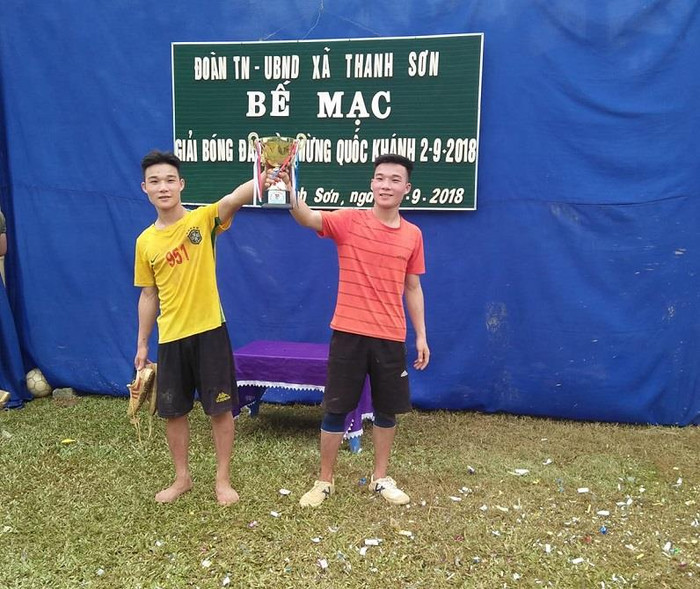 Hai anh em song sinh Sơn - Trường ngoài việc chăm chỉ học còn đam mê bóng đá (Ảnh nhân vật cung cấp) Hai anh em song sinh Sơn - Trường ngoài việc chăm chỉ học còn đam mê bóng đá (Ảnh nhân vật cung cấp)