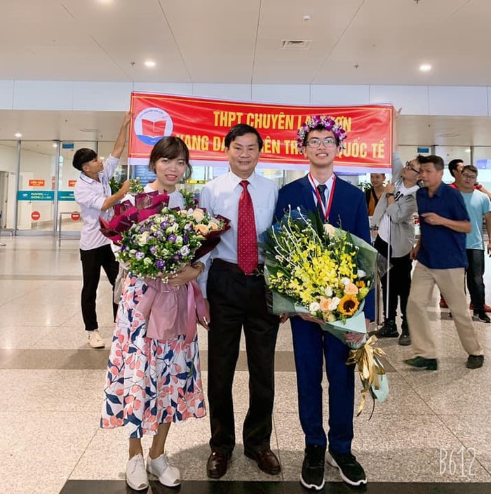 Thầy Chu Anh Tuấn Hiệu trưởng, cô Mai Châu Phương giáo viên dạy Hóa cùng Nguyễn Văn Chí Nguyên ngày trở về (Ảnh nhà trường cung cấp) Thầy Chu Anh Tuấn Hiệu trưởng, cô Mai Châu Phương giáo viên dạy Hóa cùng Nguyễn Văn Chí Nguyên ngày trở về (Ảnh nhà trường cung cấp)