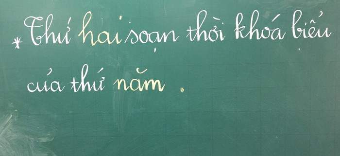 Ngày nào thầy cô cũng phải ghi bảng thế này nhưng nhiều học sinh vẫn soạn sai sách vở đi học (Ảnh tác giả)