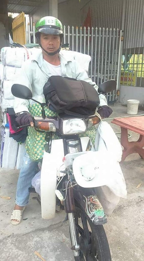 Thầy Thanh Hoàng ngày đi dạy, đêm làm bảo vệ, ngày nghỉ đi bán giấy vệ sinh (Ảnh nhân vật cung cấp). Thầy Thanh Hoàng ngày đi dạy, đêm làm bảo vệ, ngày nghỉ đi bán giấy vệ sinh (Ảnh nhân vật cung cấp).