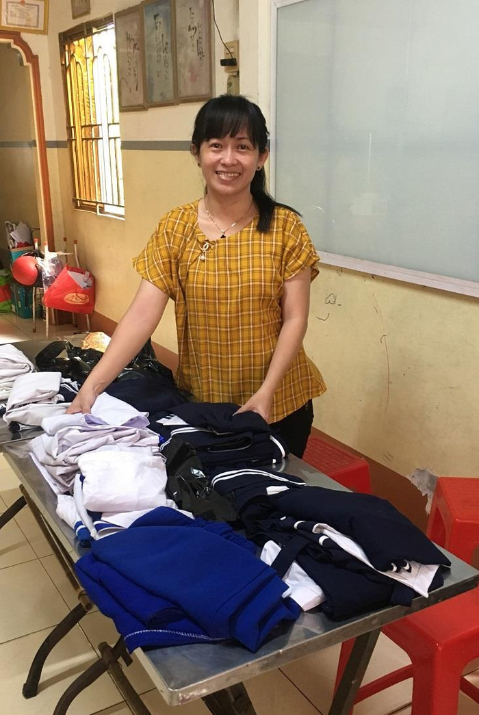 Cô Anh Đào bên những bộ đồng phục đã được phân loại (Ảnh nhân vật cung cấp) Cô Anh Đào bên những bộ đồng phục đã được phân loại (Ảnh nhân vật cung cấp)