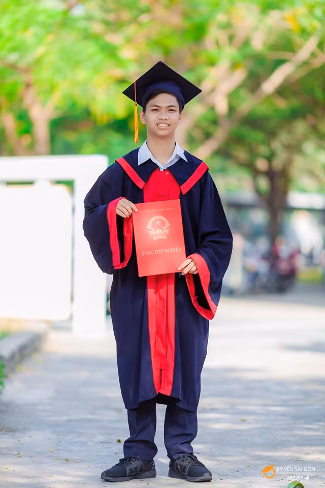 Phạm Tiến Trung học lớp 12 chuyên hoá của Trường Trung học Lương Thế Vinh thành phố Biên Hòa, tỉnh Đồng Nai (ảnh nhân vật cung cấp). Phạm Tiến Trung học lớp 12 chuyên hoá của Trường Trung học Lương Thế Vinh thành phố Biên Hòa, tỉnh Đồng Nai (ảnh nhân vật cung cấp).