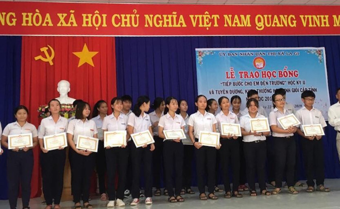 Lễ trao học bổng "Tiếp bước cho em đến trường" tại thị xã La Gi (Ảnh CTV) Lễ trao học bổng "Tiếp bước cho em đến trường" tại thị xã La Gi (Ảnh CTV)