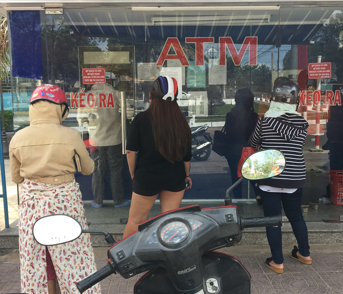 Chờ đợi rút tiền vì nhiều người phải chuyển tiền qua một tài khoản khác rồi mới rút (Ảnh tác giả) Chờ đợi rút tiền vì nhiều người phải chuyển tiền qua một tài khoản khác rồi mới rút (Ảnh tác giả)
