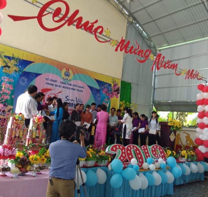 Phát quà cho giáo viên khó khăn (Ảnh trường Tân Thuận) Phát quà cho giáo viên khó khăn (Ảnh trường Tân Thuận)