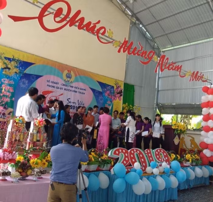 Phát quà cho giáo viên khó khăn (Ảnh trường Tân Thuận) Phát quà cho giáo viên khó khăn (Ảnh trường Tân Thuận)