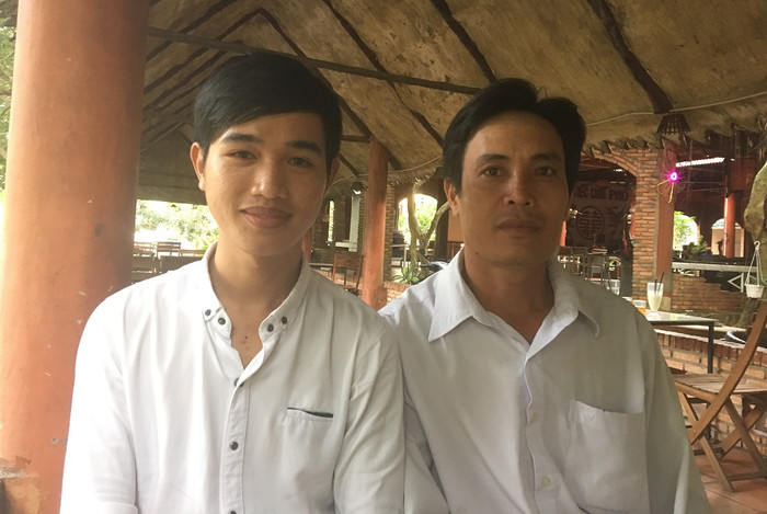 Hồ Văn Hiếu và thầy giáo Trường Ly người đã cưu mang em (Ảnh tác giả) Hồ Văn Hiếu và thầy giáo Trường Ly người đã cưu mang em (Ảnh tác giả)