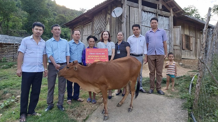 Hộ bà Vi Thị Đức- bản Na Chảo, xã Hữu Kiệm, là hộ nghèo của xã nhận hỗ trợ bò giống từ cán bộ, giáo viên, công nhân viên Trường Phổ thông dân tộc nội trú Trung học cơ sở Kỳ Sơn ngày 25/10/2019 (Tạp chí tri ân) Hộ bà Vi Thị Đức- bản Na Chảo, xã Hữu Kiệm, là hộ nghèo của xã nhận hỗ trợ bò giống từ cán bộ, giáo viên, công nhân viên Trường Phổ thông dân tộc nội trú Trung học cơ sở Kỳ Sơn ngày 25/10/2019 (Tạp chí tri ân)