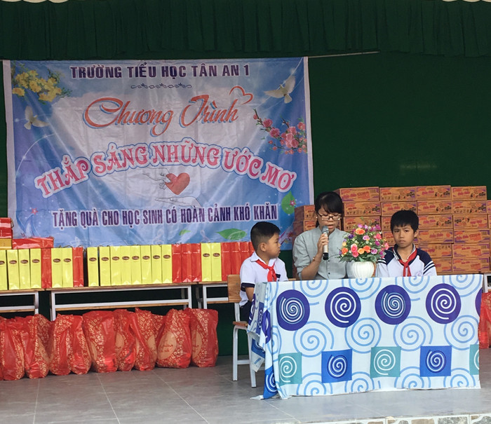 Tổ chức chương trình thắp sáng ước mơ (Ảnh tác giả cung cấp) Tổ chức chương trình thắp sáng ước mơ (Ảnh tác giả cung cấp)