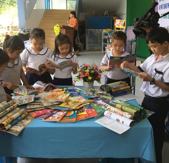 Đại diện học sinh các lớp lên chọn sách (Ảnh tác giả)