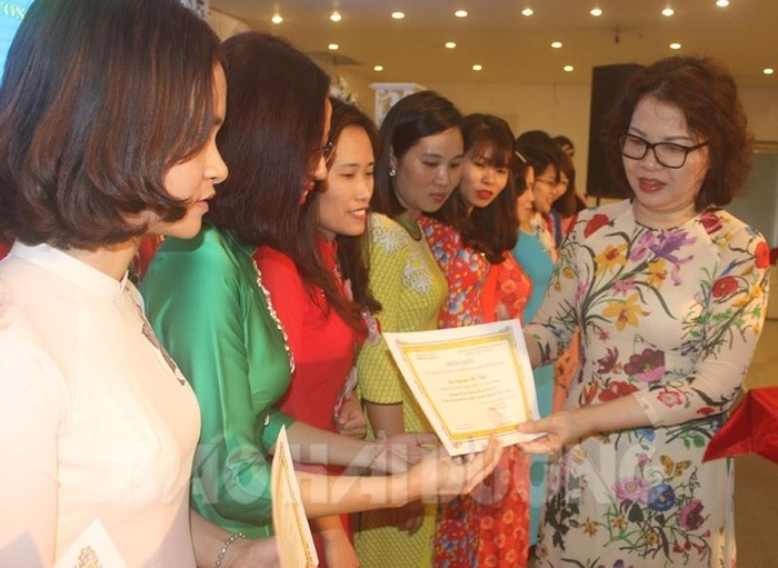 Lãnh đạo Sở Giáo dục và Đào tạo Hải Dương trao giấy chứng nhận cho các giáo viên (Ảnh minh họa từ Báo Hải Dương)