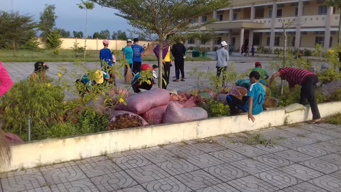 Học sinh đang lao động công ích (Ảnh: Hoài Thu) Học sinh đang lao động công ích (Ảnh: Hoài Thu)