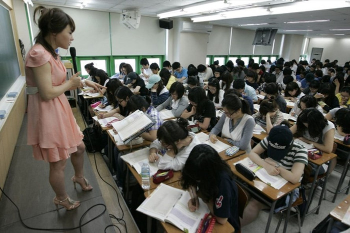 Học sinh quay cuồng vì học thêm. (ảnh minh họa của Báo Lao động) Học sinh quay cuồng vì học thêm. (ảnh minh họa của Báo Lao động)