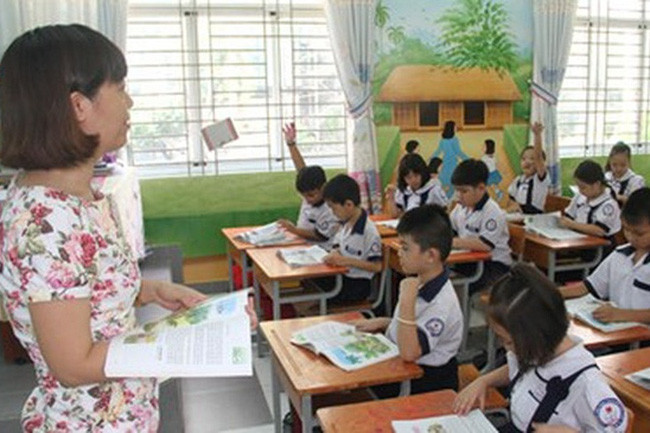 Đến 80% các trường tiểu học trên cả nước đang dạy 2 buổi và thu tiền từ phụ huynh (Ảnh minh họa vtv.vn)