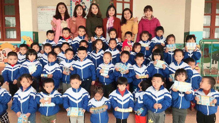 Cô hiệu trưởng (đứng giữa mặc áo khoác đỏ quàng khăn) và Giáo viên, học sinh Trường Mầm non Na Ngoi 1 (Ảnh CTV) Cô hiệu trưởng (đứng giữa mặc áo khoác đỏ quàng khăn) và Giáo viên, học sinh Trường Mầm non Na Ngoi 1 (Ảnh CTV)