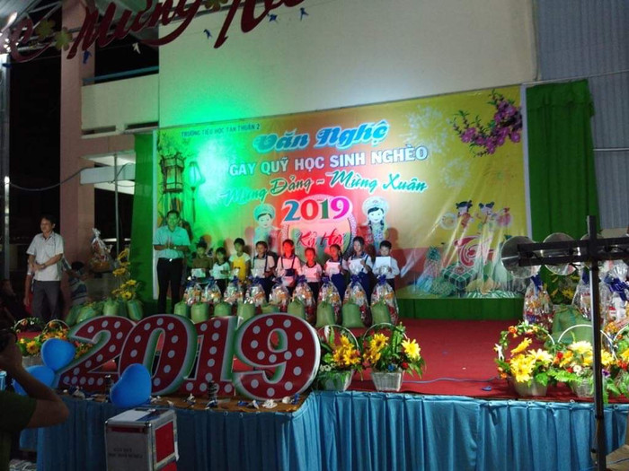 Phát quà cho học sinh khó khăn trong chương trình "Tết sum vầy" (Ảnh trường Tân Thuận) Phát quà cho học sinh khó khăn trong chương trình "Tết sum vầy" (Ảnh trường Tân Thuận)
